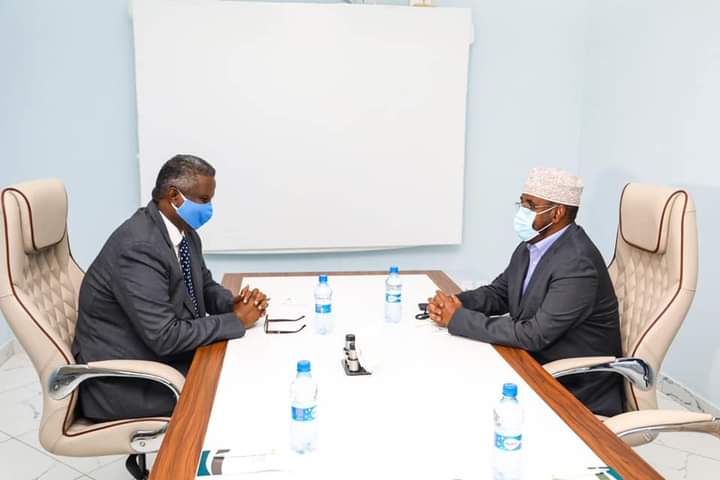 Maxay ka wada-hadleen Madaxweyne Axmed Madoobe iyo Cabdiraxmaan Cabdishakuur ? (VIDEO)