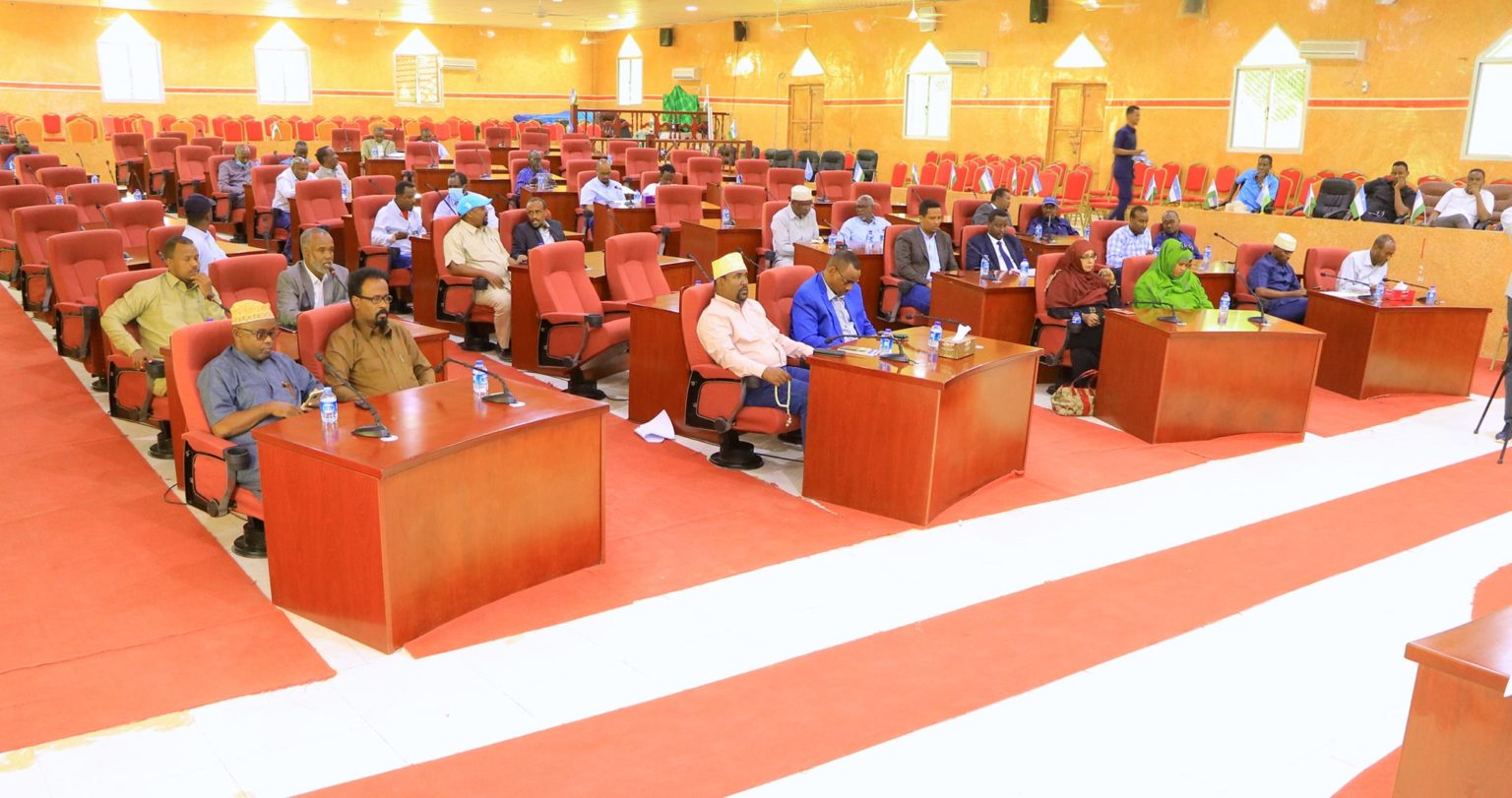 Maxaa ka danbeeya Xildhibaanada Baarlamaanka Puntland Ee Xamar loo daabulayo?