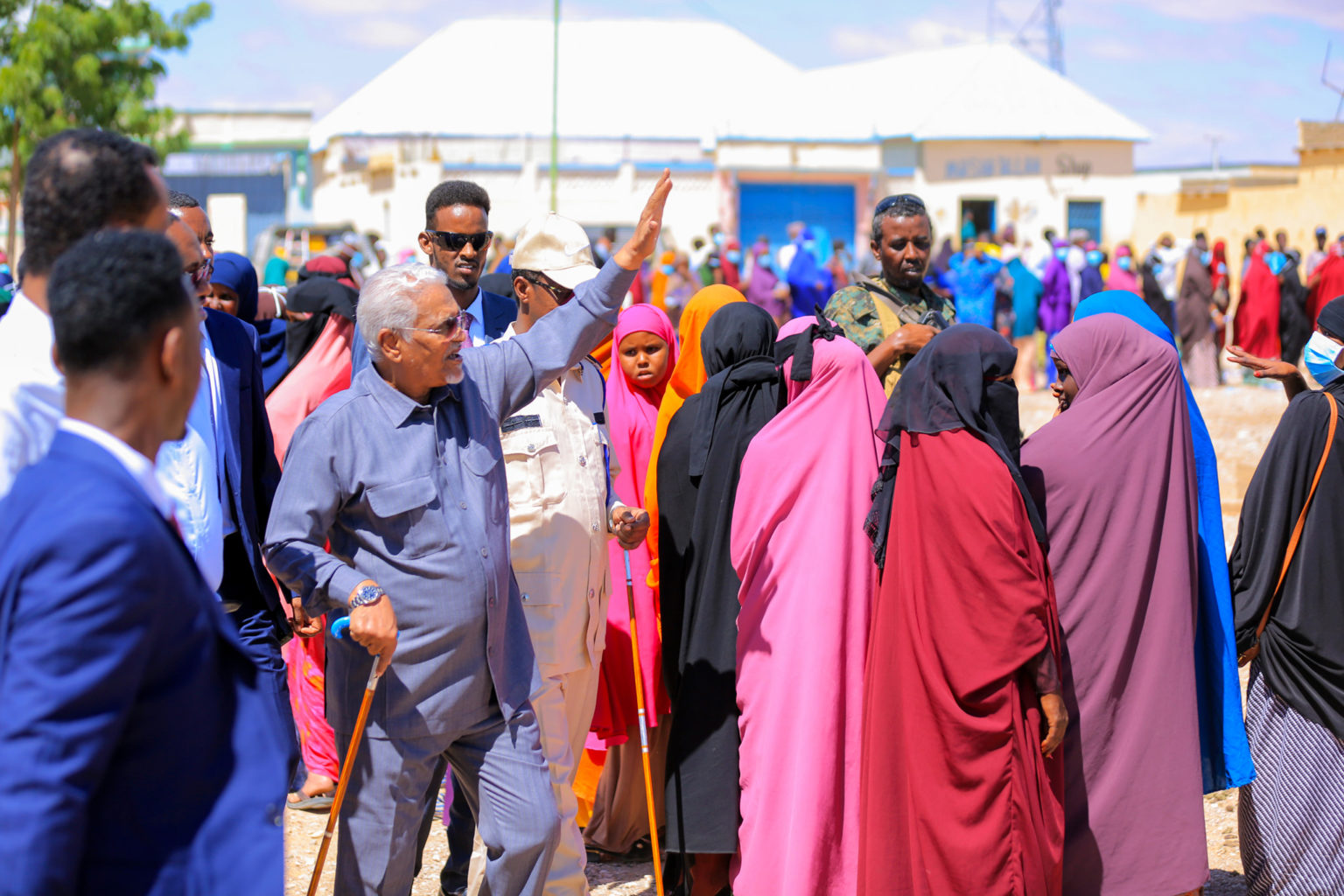Madaxweyne Karaash oo kormeeray goobaha codbixinta Ufeyn (VIDEO)