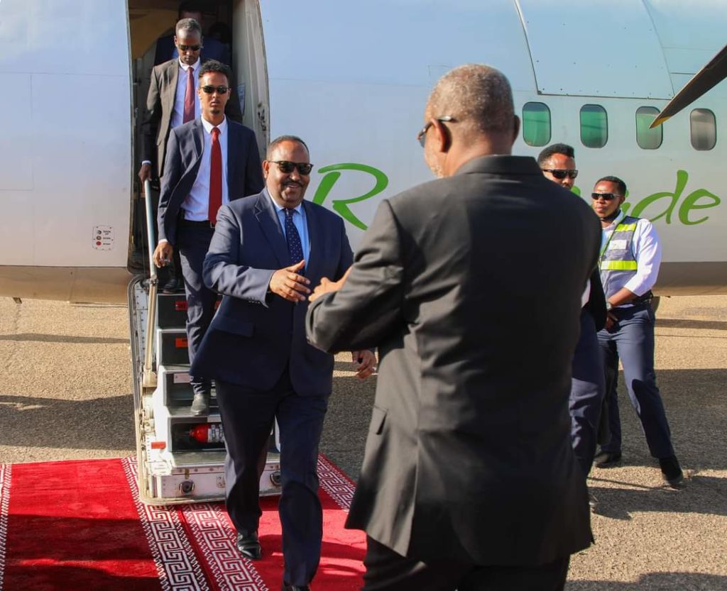 Video:-Madaxweyne Deni oo maqaam sare loogu soo dhaweeyay Baydhabo