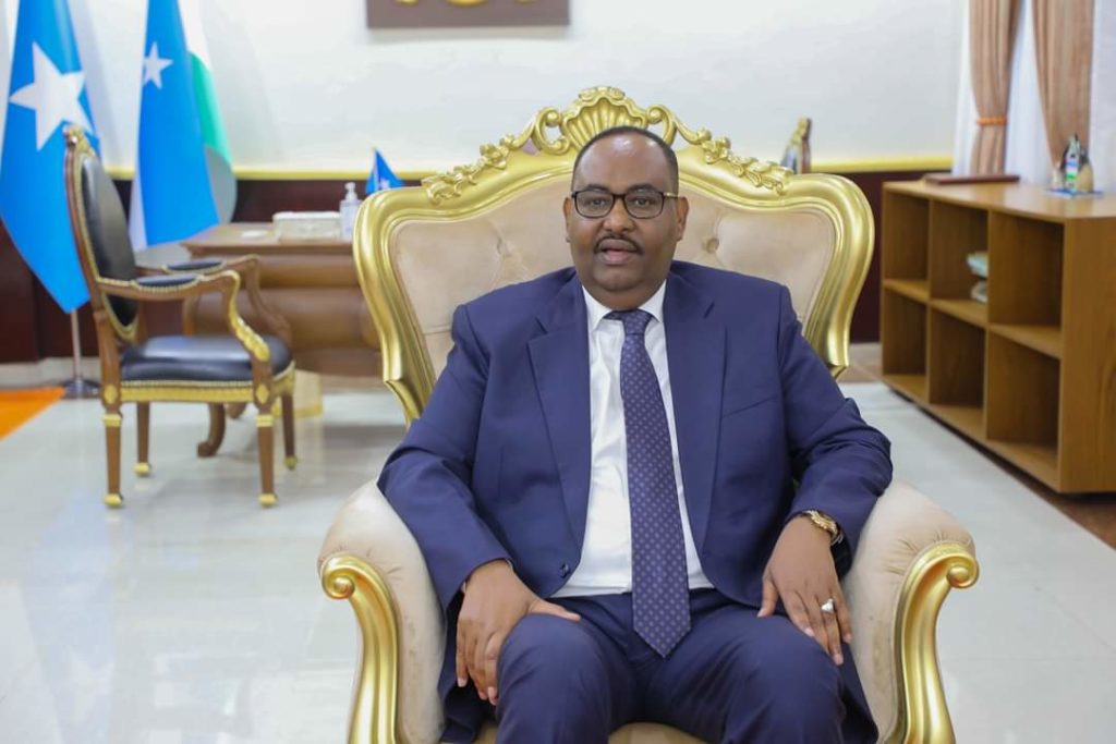 Madaxweyne Deni oo qado sharaf usameeyay Omar,Gaas iyo Faroole