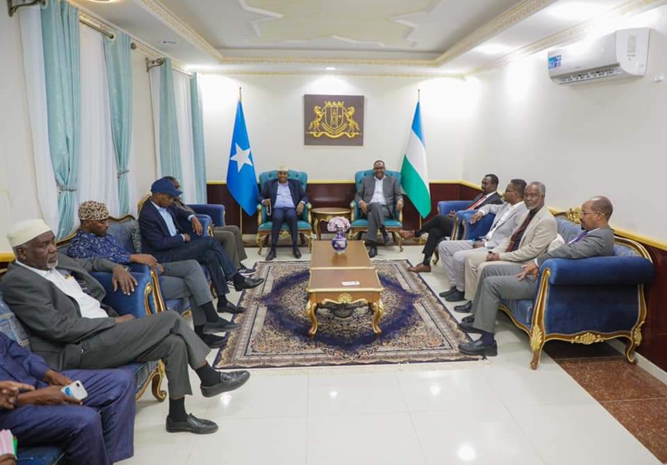 Video:-Kulanka Deni iyo Abwaan Jibril waxba masoo kordhinayo