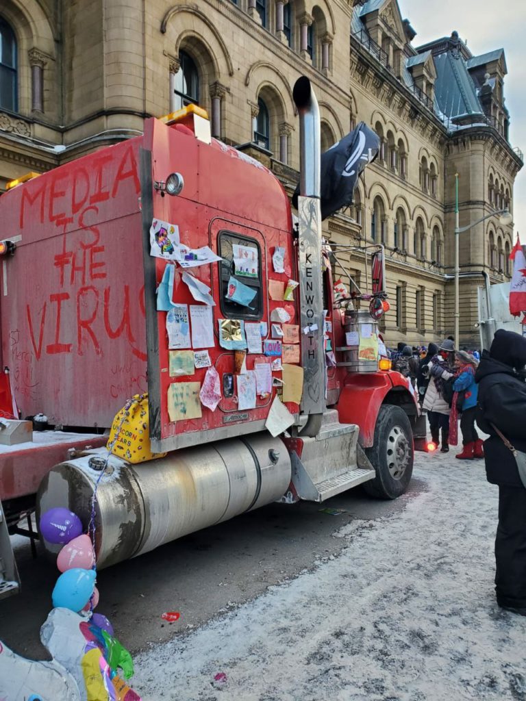 Mudaaharaadyadii Canada oo faraha ka baxay xirayna Ganacsigii