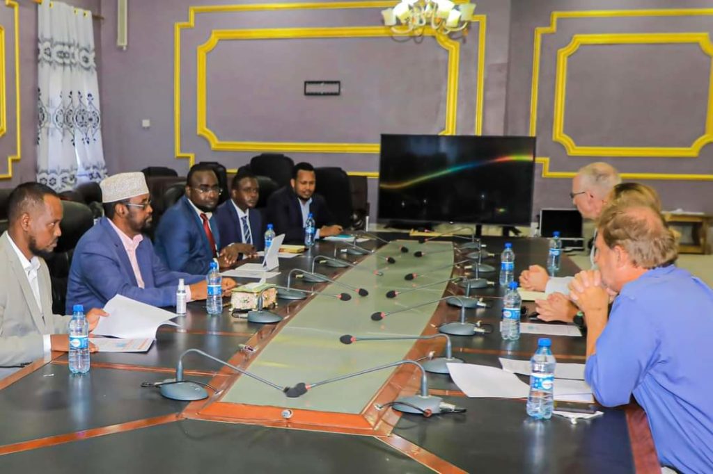 Video:-Madaxweynaha Jubaland oo qaabilay  Safiirka Uk iyo wefti la socda