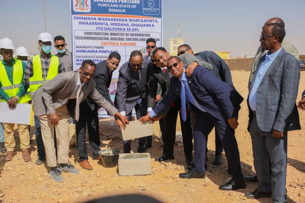 Madaxweyne Deni oo dhagax dhigay Qandaraas Wiilkiisa la siiyay
