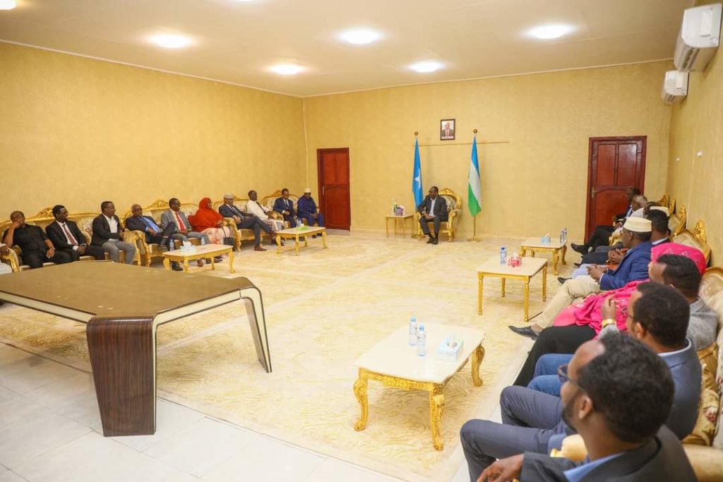 Video:-Madaxweyne Deni oo qaabilay Xildhibaanada la doortay
