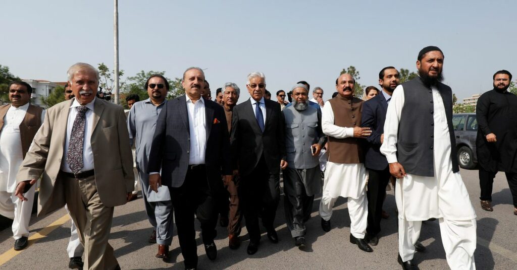 Ma Maraykanka ayaa ka danbeeya qorshaha ridida Imran Khan?