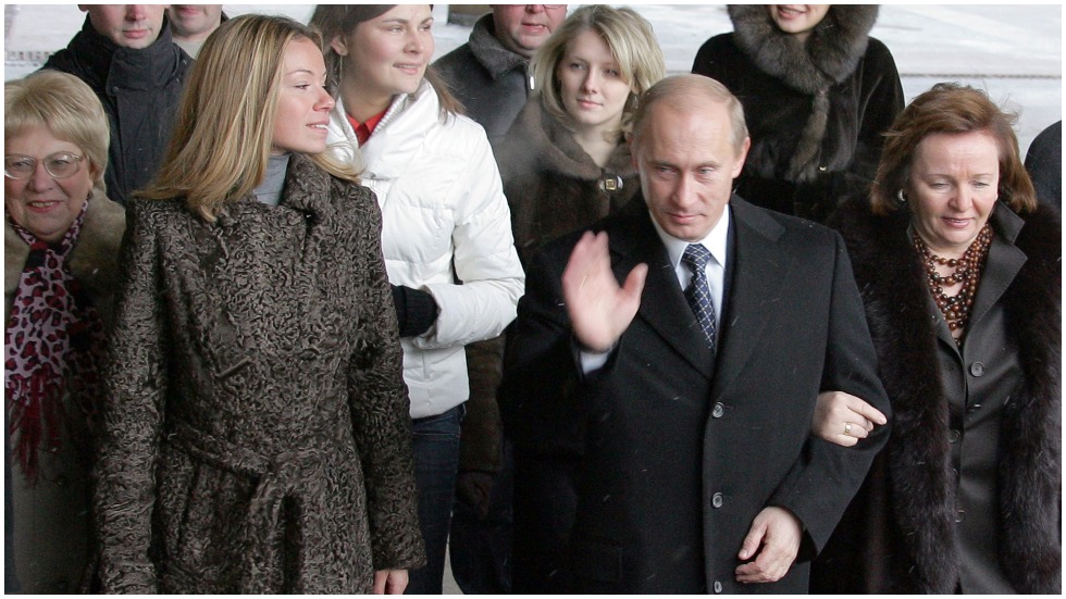 Gabdhihii Putin oo cunaqabatayn lala beegsaday
