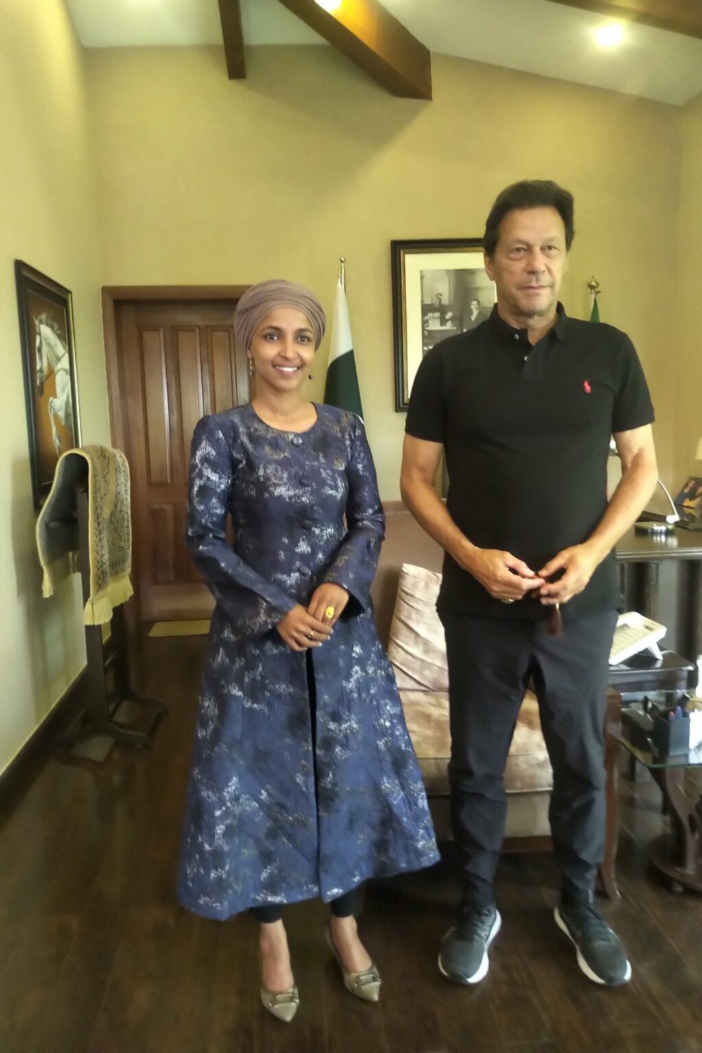 Ilhan Cumar oo la kulantay ra’iisal wasaarihii xilka laga qaaday Imran Khan