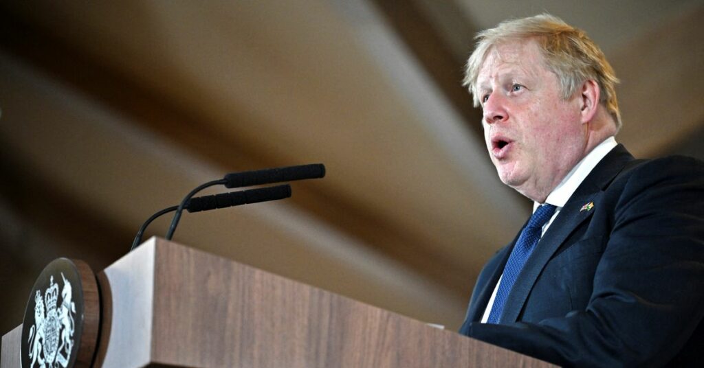 UK oo direysa dagaalka Ukrain 8,000 oo Askari
