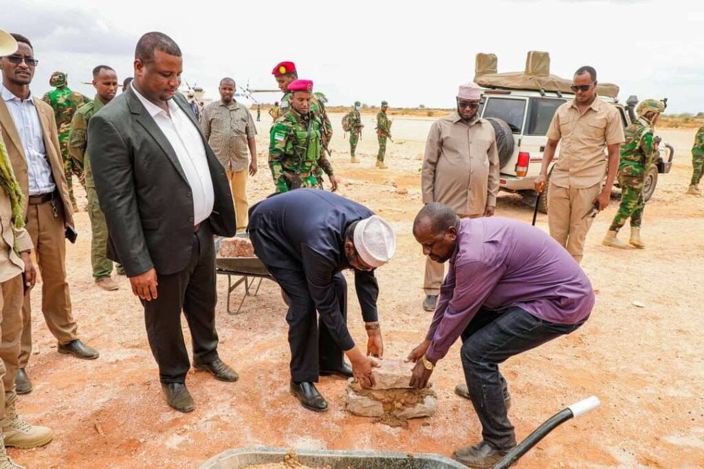 Madaxweyne Axmed oo dhagax dhigay dhismaha garoonka diyaaradaha Ceel-waaq