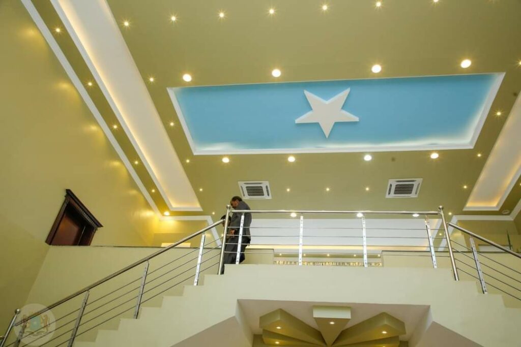 Madaxweyne Xasan oo xilkii kala wareegay Farmaajo