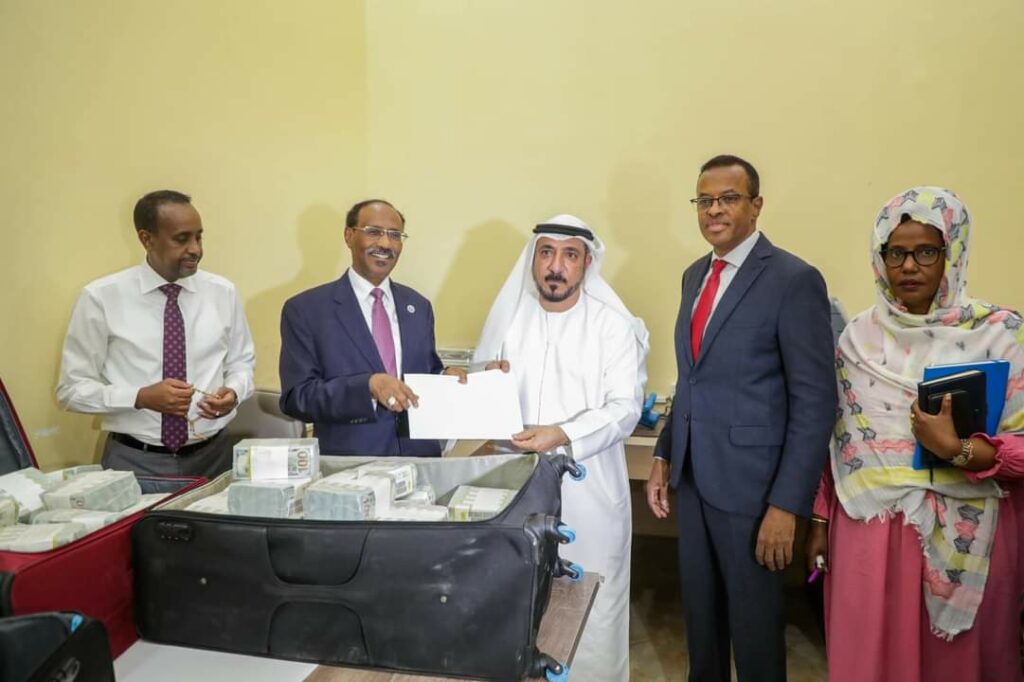 Video:-Imaaraadka oo ku wareejiyay Somaliya Lacag ku dhow 10-Milyan oo dolar
