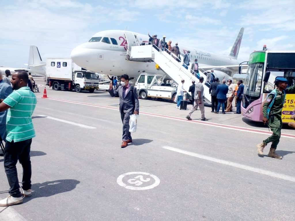 Wafuuda ka qaybgalaysa caleema saarka oo kusoo qulqulaysa Muqdisho