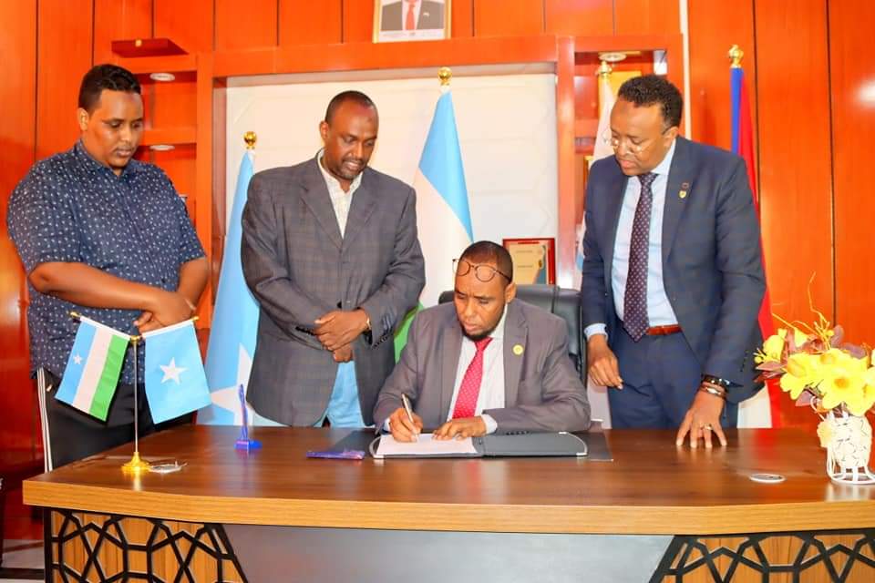 Ururka Dowlada hoose Ee Holan iyo W.Arimaha Gudaha Puntland oo heshiis kala saxiixday