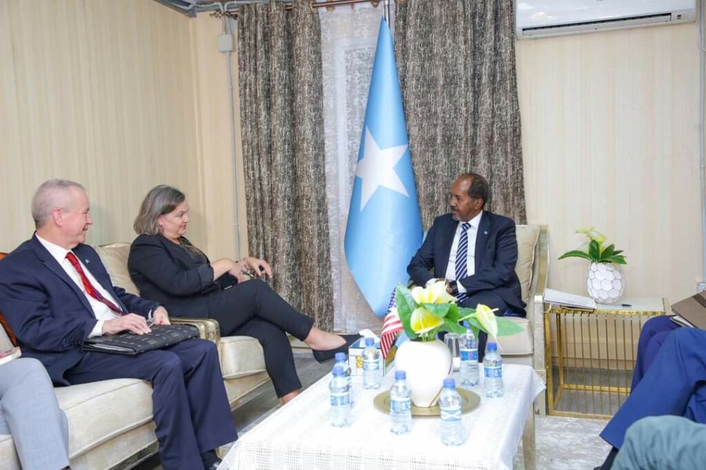 Maxay ka tiri Villa Somaliya kulanka Xasan Shiikh iyo kaaliyaha Xoghaya Maraykanka?