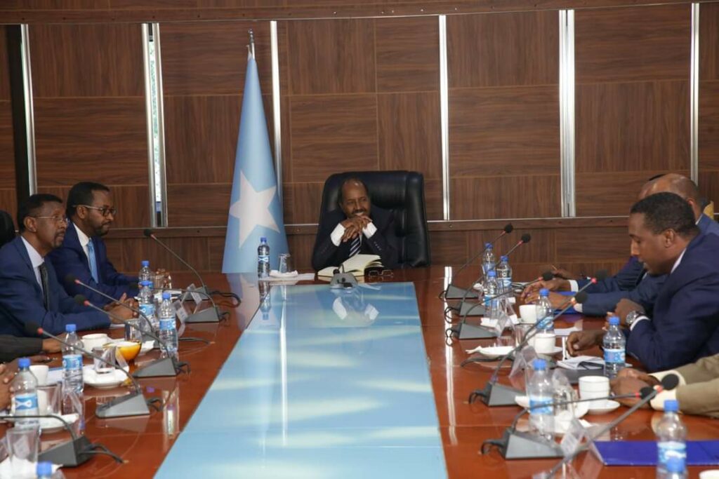 Madaxweyne Xasan Shiikh oo iskugu yeeray Safiirada Somalida Ee dibada kala jira
