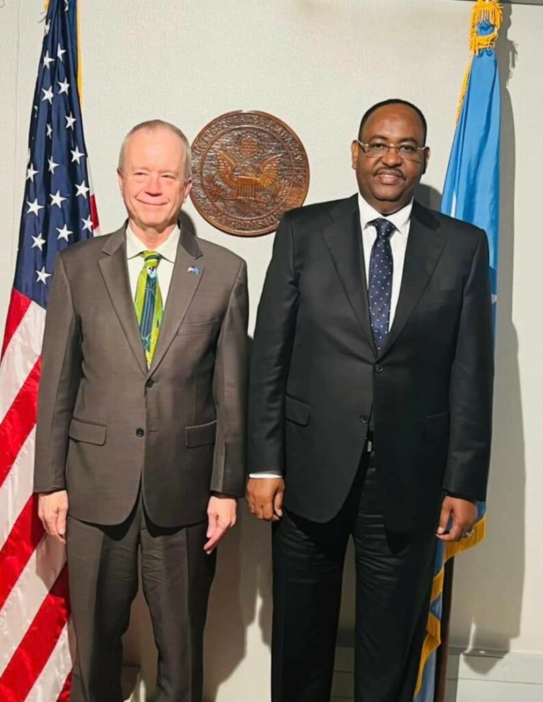 Madaxweyne Deni iyo Safiirka Maraykanka Somaliya oo kulmay