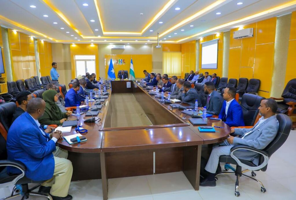 Madaxweyne Deni oo kulan la qaatay Agaasimayaasha Guud