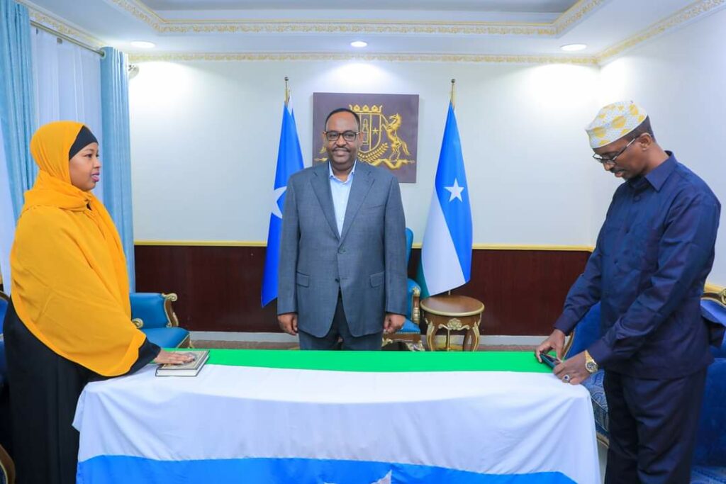 Wasiir iyo Xubin Garsoor oo lagu hor dhaariyay Madaxweyne Deni