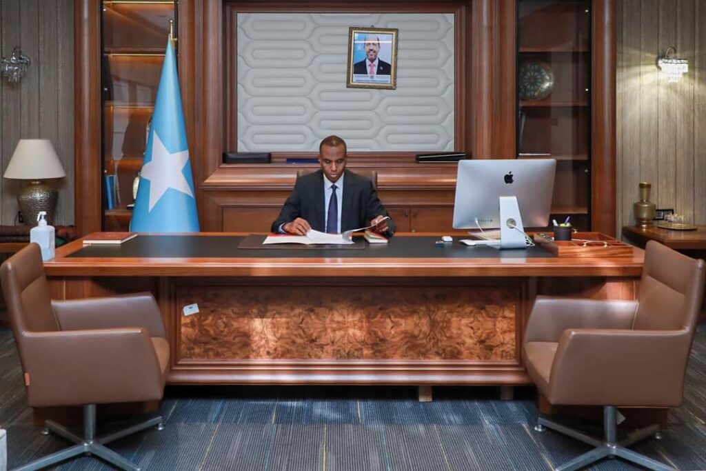 Xamsoow ha isku arkin Agaasimaha Xaafiiska ra’isalwasaaraha ee isku arag in aad tahay ra’isalwasaarihii Jamhuuriyada!!