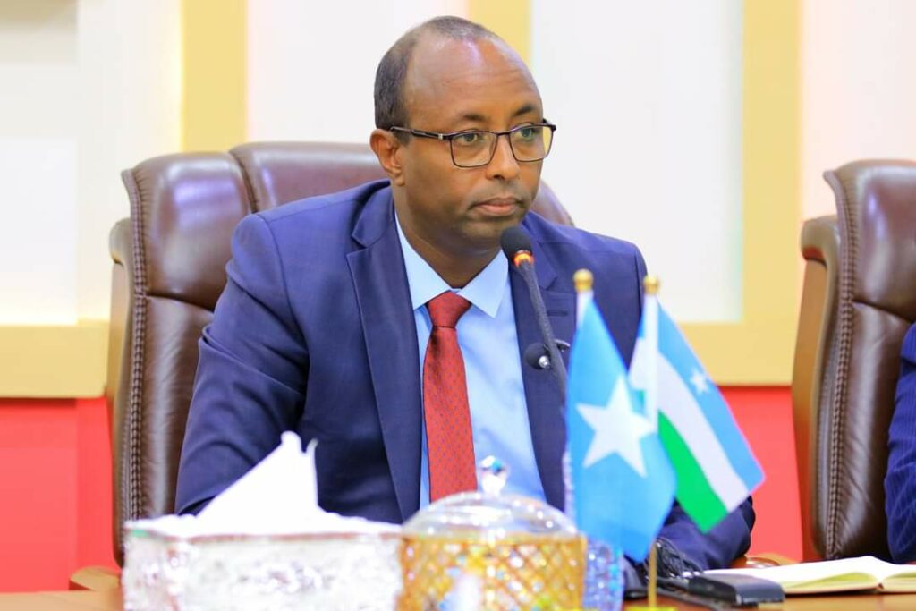 Video:-Baarlamaanka Puntland oo su’aalo waydiiyay Wasiirka Arimaha Gudaha