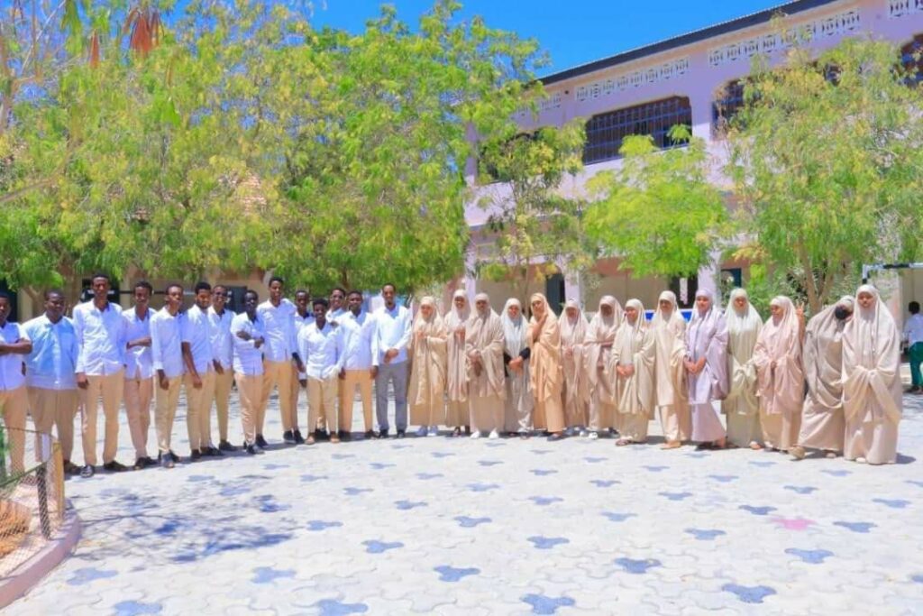 Dugsiga sare Nugaaal Ee Garowe oo ay ka bannaan tahay macallinnimo luuqada Englishka ah