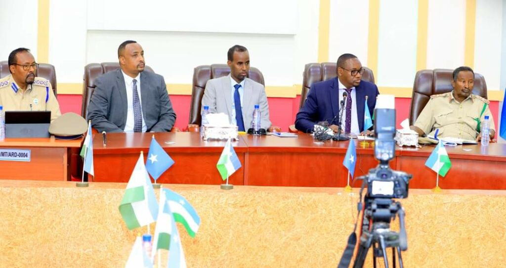 W.Amniga,Talyayaasha Police,Daraawiishta iyo Sirdoonka oo hor yimid Baarlamaanka