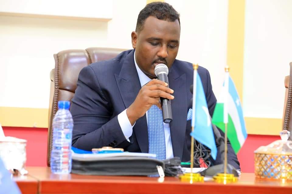 Video:-Baarlamaanka Puntland oo su’aalo waydiiyay Wasiirka Dekedaha