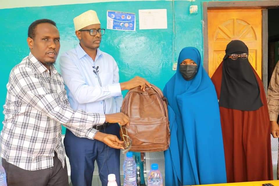 Wasaarada Waxbarashada Puntland oo abaalmarisay Ikraan