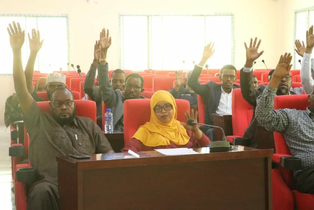 Baarlamaanka Jubaland oo ansixiyay mudo kororsigii Dastuurka baalmarsanaa