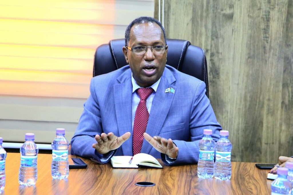 Muxuu ka ogaa Lacagta laga hor istaagay DG Madaxweyne Xasan Sh?