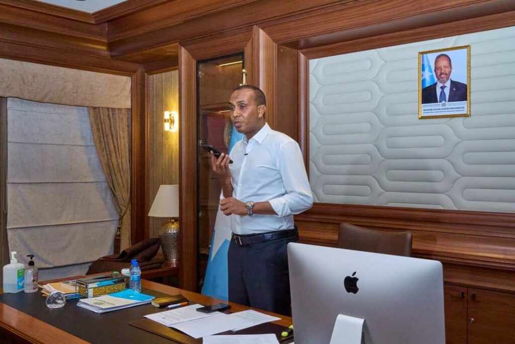 Waa wax cajiib ah Ra’isalwasaarihii oo la hadlaya Talye Macawisley?