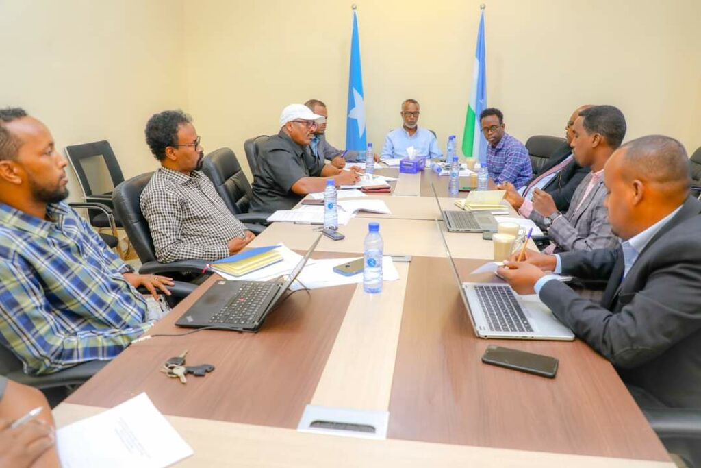 Gudiga Dhaqanka iyo isgaarsiinta Baarlamaanka Puntland oo uyeeray Wasiirka Shaqada iyo Shaqaalaha