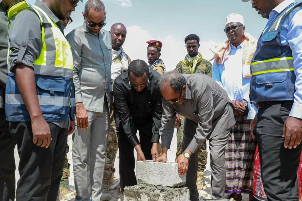 Cadalle Oo loo dhagax-dhigay dhisme garoon Oo casriya