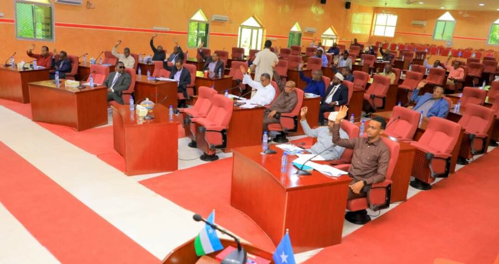 Video:-Baarlamaanka Puntland Oo la xiray iyadoon Deni iyo Karaash hor imaan