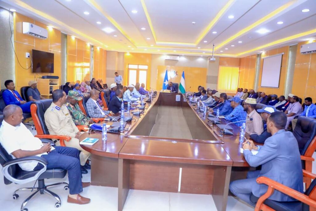 Madaxweyne Deni oo kulan iskugu yeeray Gudoomiyayaasha Gobolada iyo Degmooyinka Puntland