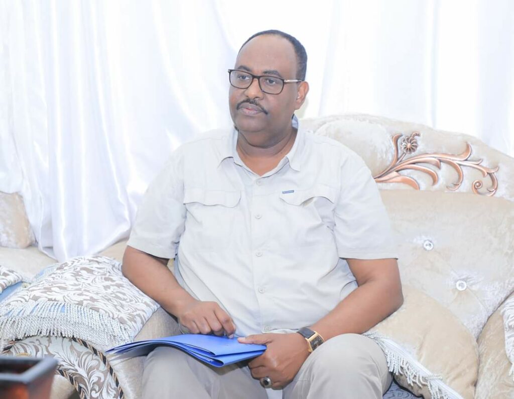 Madaxweyne Deni oo aqbalay waxgarad dhex-dhexaadin ka dhex bilaabay Dowlada iyo Aaran-shaydaan