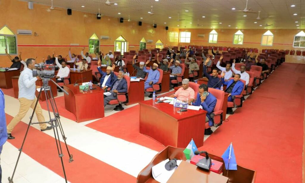 Baarlamaanka oo Cod aqlabiyad leh ku meelmariyeen wax-ka-bedelka Xeerka hawlgabka & Liiltirka shaqaalaha rayidka