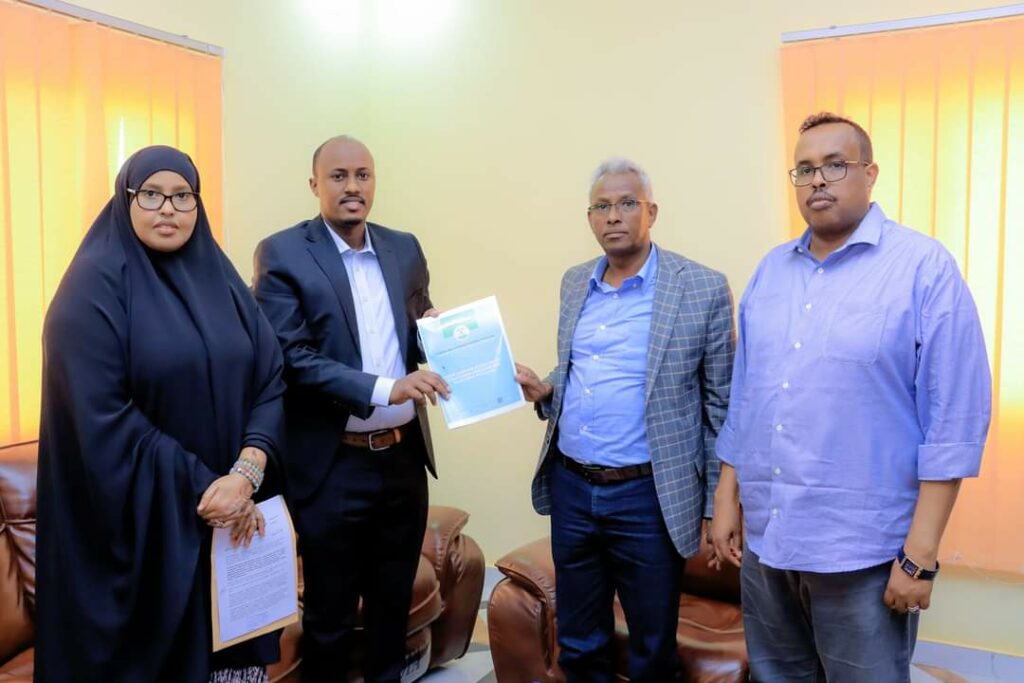 (TPEC) oo ku wareejisay Buugga xogta guud ee xubnaha ku soo baxay Goleyaasha Deegaanka Degmooyinka W. Arimaha Gudaha PL