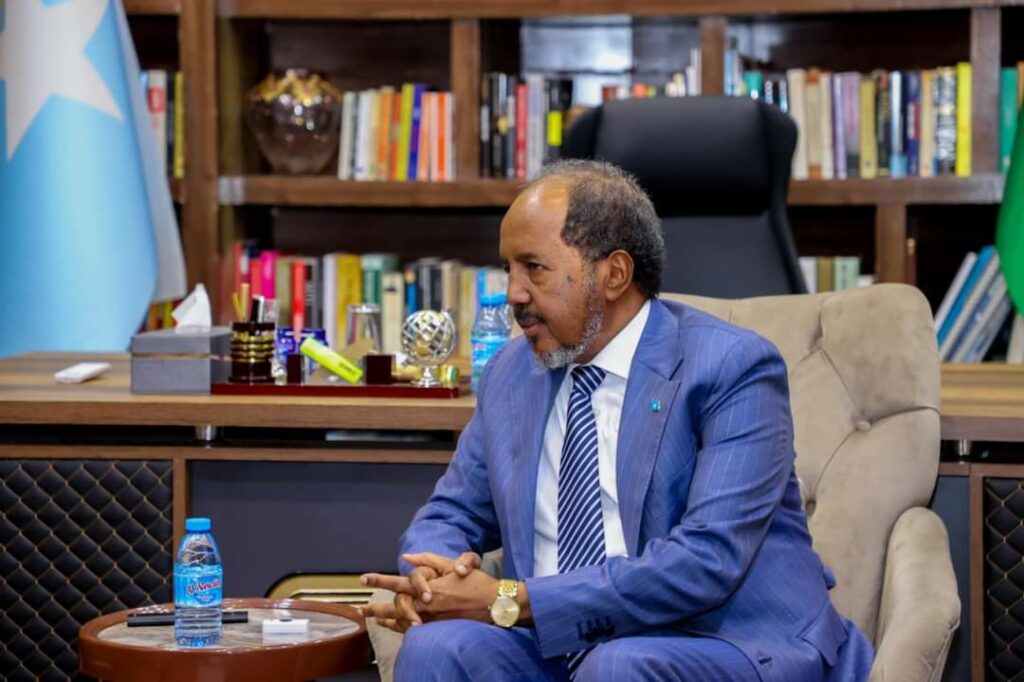 Xasan Shiikh oo ku dhegan Lacagtii Kabida Ee Baanka Aduunka