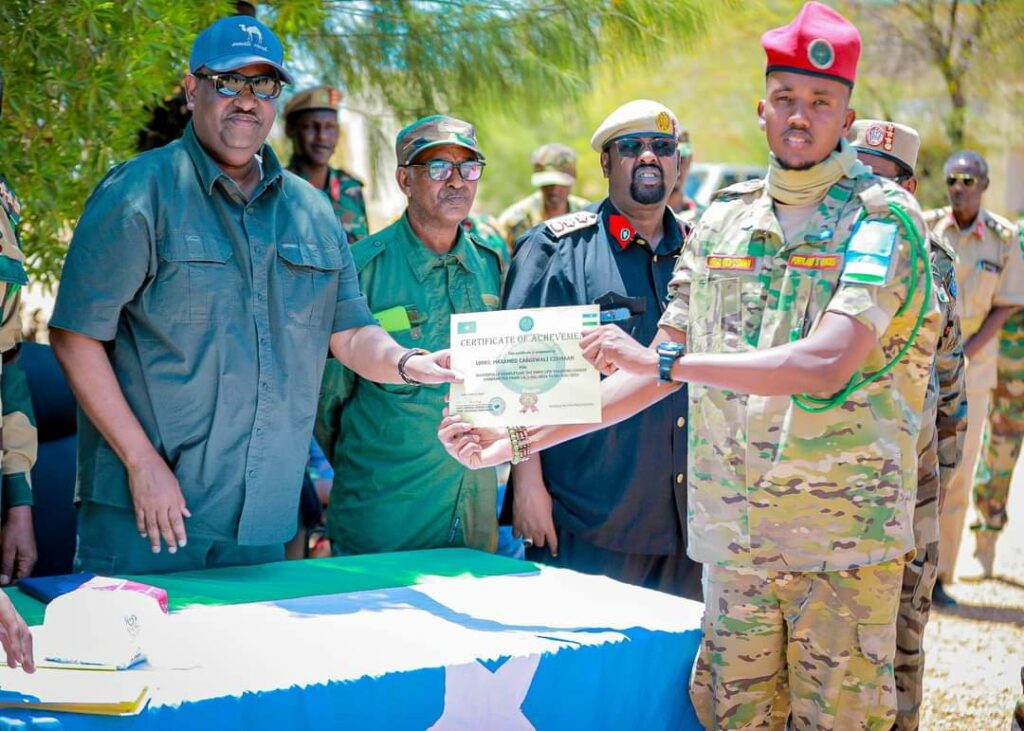 Madaxweyne Deni oo tababar usoo xiray Ciidamada Madaxtooyada iyo Daraawiishta