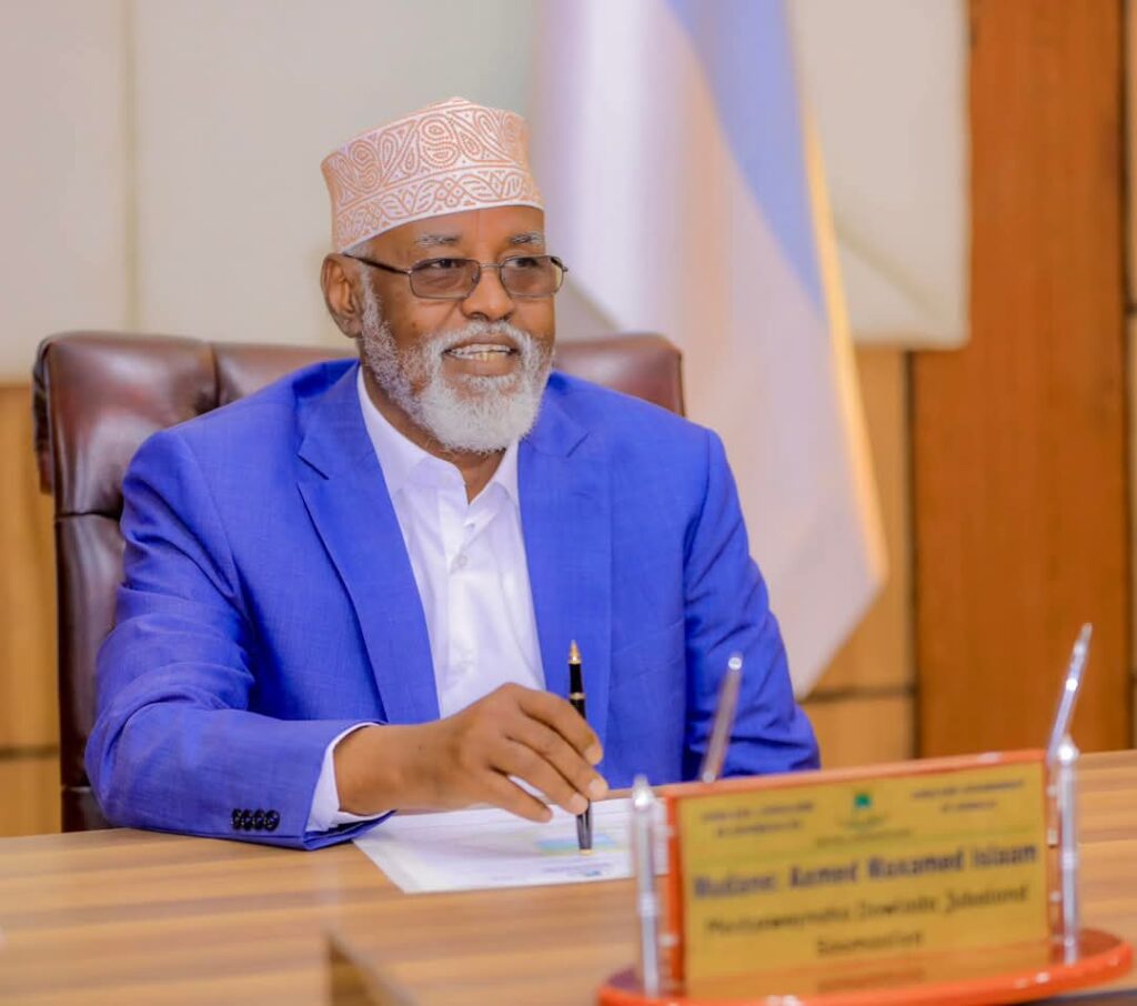 Madaxweyaha JL Oo bogaadiyay Ciidamada PL