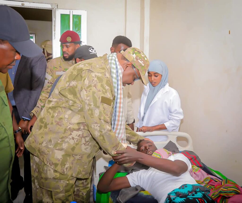 Madaxweyne Deni oo booqday Dhaawacyada Ciidamada DIfaaca Puntland