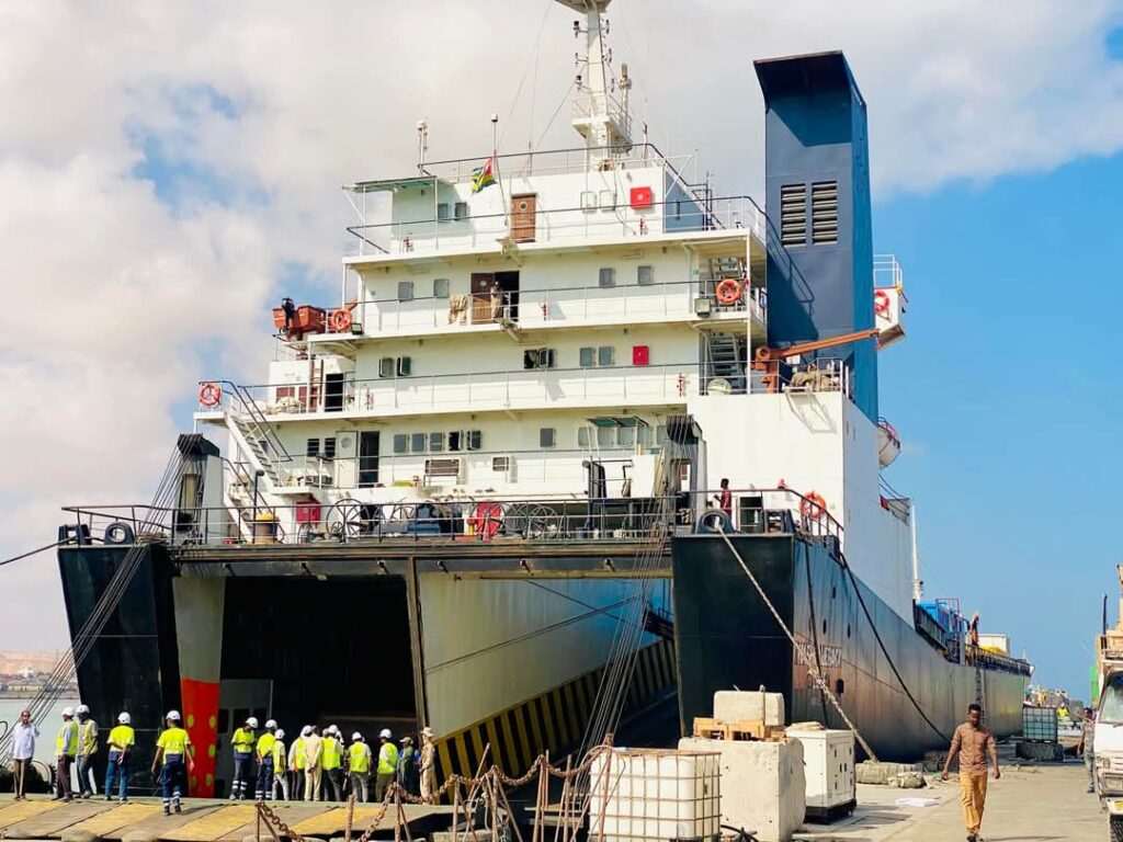 Imaaraadka oo Puntland ugu deeqay Laba Markab oo Daamur ah