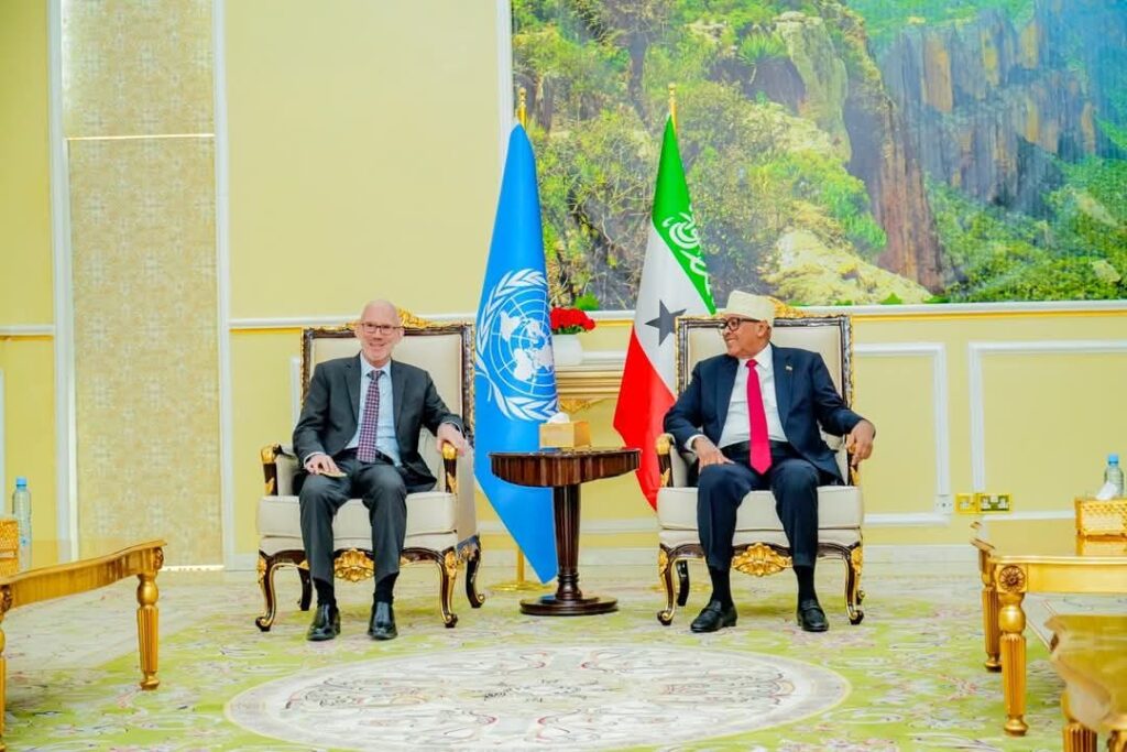 Maxay kawada hadleen Swan iyo Cirro?