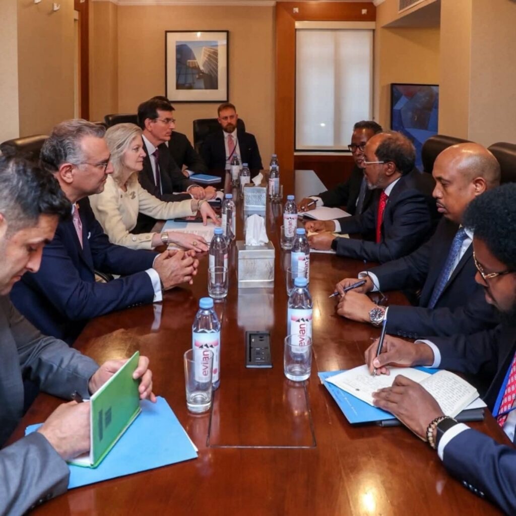 Xasan Shiikh oo baadigoob ugu jira isla sawirka Trump