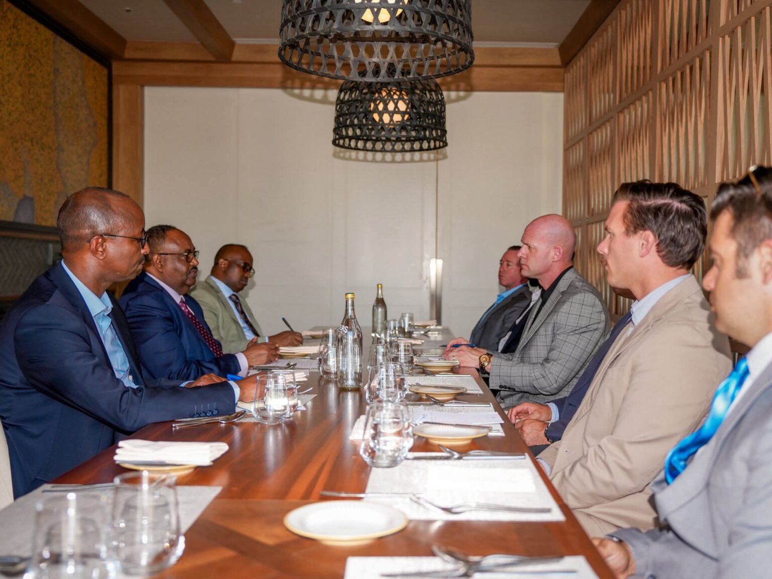 Talyayaasha Ciidamada Maraykanka iyo UK oo booqday Mw Deni