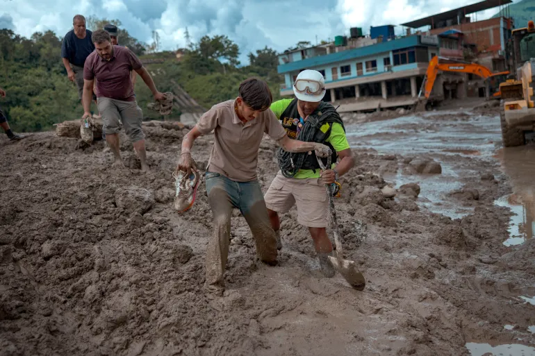 Tirada dadka ku dhintay daadadka Nepal oo korortay