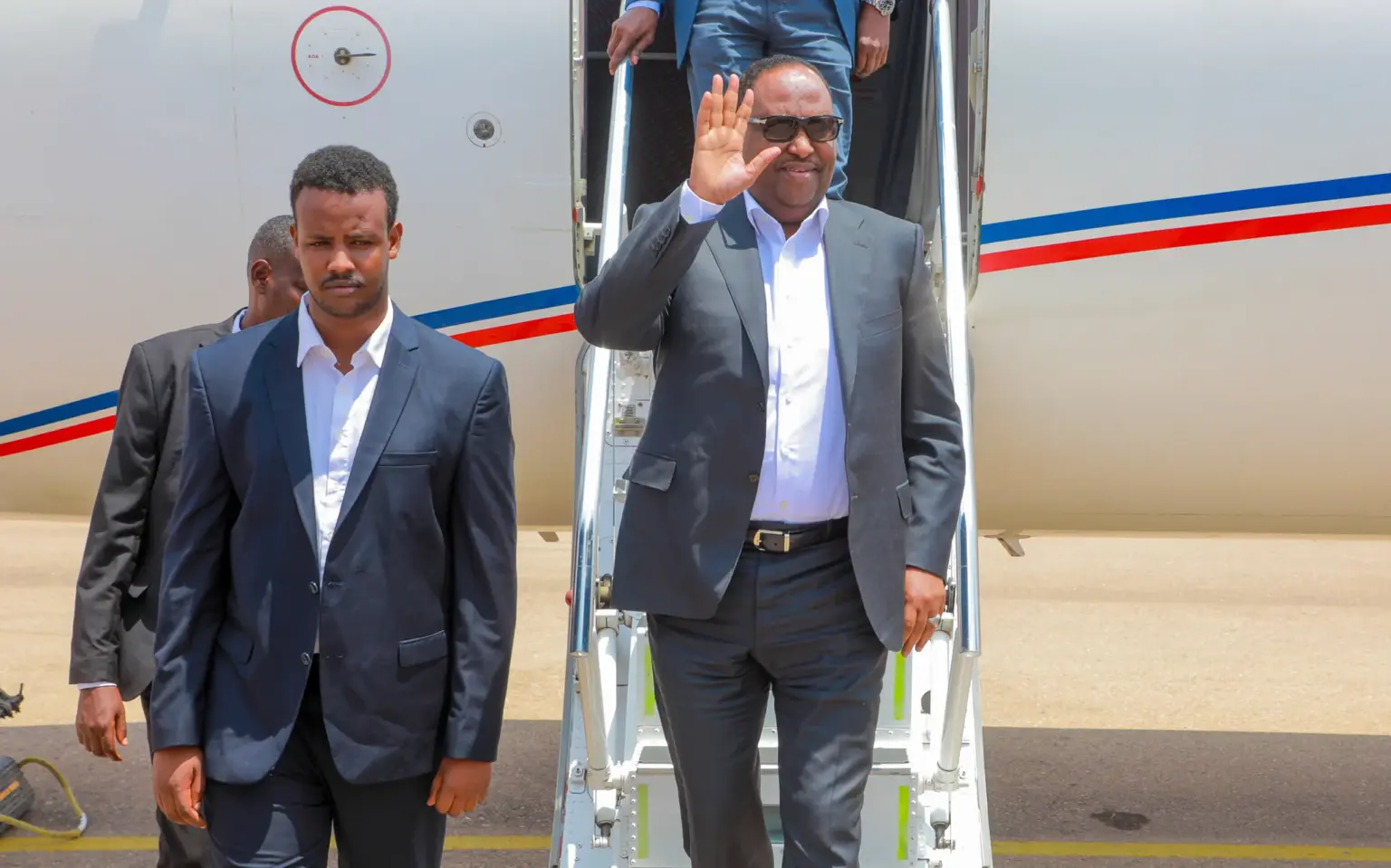 Labo Tallaabo oo laga sugayo Madaxweyne Deni oo kusoo laabtay Garoowe